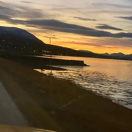 Seaside Lounge At Hakoyvegen 151 , Cozy Two Separate Units ,1 Bedroom Or 2 Bedrooms Possibly For Electric Vehicle Station, Tromso Guest house