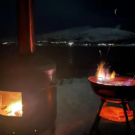 Seaside Lounge At Hakoyvegen 151 , Cozy Two Separate Units ,1 Bedroom Or 2 Bedrooms Possibly For Electric Vehicle Station, Tromso Guest house 4*