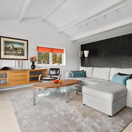 Seaside Lounge At Hakoyvegen 151 , Cozy Two Separate Units ,1 Bedroom Or 2 Bedrooms Possibly For Electric Vehicle Station, Tromso Guest house