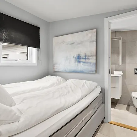 Guest house Seaside Lounge At Hakoyvegen 151 , Cozy Two Separate Units ,1 Bedroom Or 2 Bedrooms Possibly For Electric Vehicle Station, Tromso Tromso