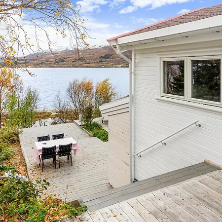 Seaside Lounge At Hakoyvegen 151 , Cozy Two Separate Units ,1 Bedroom Or 2 Bedrooms Possibly For Electric Vehicle Station, Tromso 4*