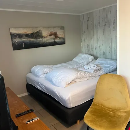 Seaside Lounge At Hakoyvegen 151 , Cozy Two Separate Units ,1 Bedroom Or 2 Bedrooms Possibly For Electric Vehicle Station, Tromso 4* Tromso