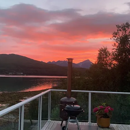Seaside Lounge At Hakoyvegen 151 , Cozy Two Separate Units ,1 Bedroom Or 2 Bedrooms Possibly For Electric Vehicle Station, Tromso 4* Tromso